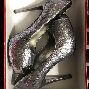 GUESS Pewter Glitter Platform Peep Toe Pumps